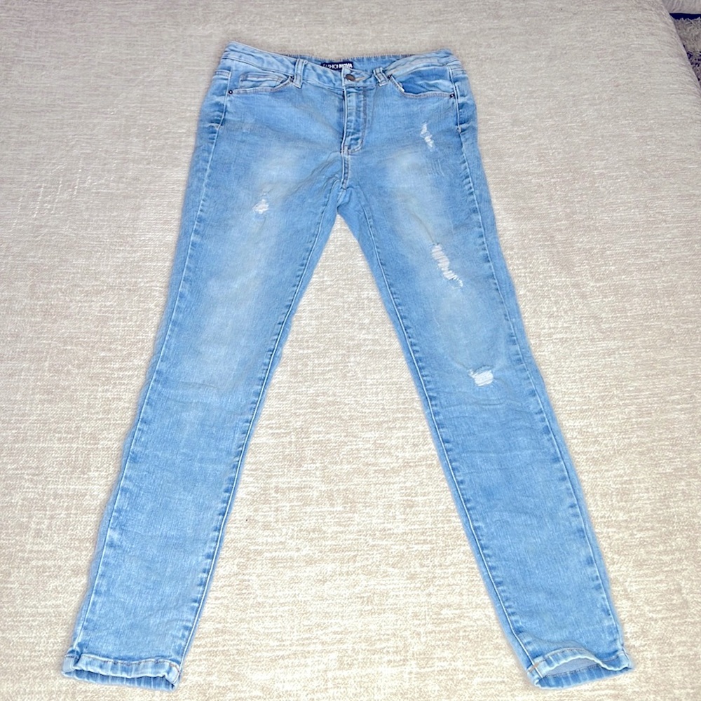 light wash fitted stretchy jeans great for you bum bum !!